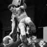 болельщики  качают  советского  атлета  яна   тальтса     1968   года
