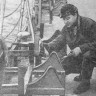 Торпан М. боцман производит профилактику спасательного устройства - БМРТ-355 Антон Таммсааре 14 07 1973