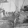 Антонов К.  и Н. Тыщенко добытчики, заводят дополнительный строп для выливки рыбы в бункер - РТМ-7229 ЮХАН СМУУЛ 27 08 1974