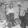 Тигинян Н. официантка исполняет молдавские песни, аккомпанирует на аккордеоне  капитан-директор  Г.   Филимонов -  БМРТ-250 Яан Коорт 25 04 1974