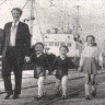 рыбмастер  Михаил  Виноградов  с  сыновьями и женой  Марией   Михайловной   СРТР-9040  - июль  1966  года