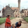 дети  на фоне  Старого  города  с  башней   Ратуши