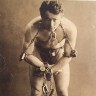 легендарный Гарри Гуддини перед выполнением трюка с самоосвобождением. 1899 год
