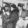 Капитан-директор Лембит Сонг рассказывает гостям в штурманской рубке о назначении приборов - ТР Август Якобсон 21  01 1967
