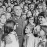 полковник Кожедуб И. трижды герой Советского союза  на пионерском собрании в 23 средней школе Таллина . 04 1981