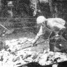 Григорьев Николай матрос 1-го класса убирает рыбу в бункер - БМРТ-474 Оскар Сепре  05  03 1971