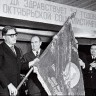 Иван Бочкарев - заместитель министра рыбной промышленности, вручает переходящее красное знамя за трудовые успехи в 3-м квавртале 1974 года   секретарю профсоюза ООкеан