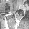 Начальник РТС Т. Конец и радиооператор В. Соколов  у аппарата "Ладога" принимают радио-газету. БМРТ 250 - март 1970