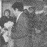 Квашнину А.   вручает сувениры пред. профсоюзного комитета объединения П.  Писарев – в редакции газеты Рыбак Эстонии 19 09 1987