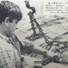Мануйленко Василий боцман БМРТ 555  устанавливает пневмтический кранец 26 октября  1972