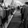 Советские граждане разглядывают американские телевизоры на выставке в Москве, 1959 год.