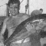 Матеюк Е. матрос держит экземпляр   желтоперого тунца – БМРТ-355 Антон Таммсааре 17 12 1966