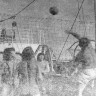 Волейбол   —   любимая     игра    молодежи судна -  БМРТ-605 МЫС ЧЕЛЮСКИН 13 11 1976