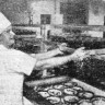 Повар Л. Бедная приготовила  сладкие  блюда - столовая СРЗ  12 09 1971