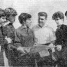 Вооглайд Отто 1-й помощник  в центре с комсомольцами  БМРТ 227 Аугуст Алле 15 сентября 1971