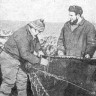 Малый Г. мастер добычи и матрос А. Хомутов  производят мелкий ремонт трала – БМРТ-474 Оскар Сепре   04 04 1974
