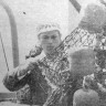 Осипов В.  матрос ремонтирует невод рыбы  -  СРТР-9122 Клоога 05 11 1974