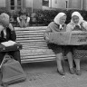 Старушки читают Правду. Москва, РСФСР,СССР. Весна 1980 года.