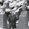У могилы Л. И. Брежнева его адъютант В. Т. Медведев. 10 ноября 1995 г.