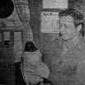 Яковлев  А.  электромеханик беседует с пингвином, гостем и любимцем всего экипажа - БМРТ-253  Март Саар 28 07 1977