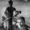 Ануров  Виталий штурман  на переднем плане – Бангладеш  13 08 1974
