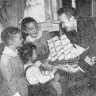 Чеботарев А., капитан, делает подарок детям – БМРТ-431 Каскад 07 09 1966