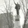 памятник Ленину во дворе  Пролетарки