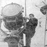 Николенко В.  матрос настраивает осветительный прожектор - БМРТ-355 Антон Таммсааре 19 07 1973