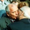 поцелуй Иуды. Михаил Горбачев и Эрих  Хонекер. 1989 год.