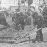 Субботник, идет  работа на палубе. Членам экипажа помогают курсанты ТМШ -  БМРТ-441 Эдуард Сырмус 22 04 1975