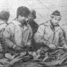 Ляповка В.  матрос I  класса передает опыт  разделки рыбы   курсантам ТМШ -  ПР АУГУСТ КОРК 18 04 1974