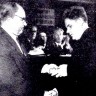 Мюрисеп  А.  награждает мастера добычи Родиона Лепаева  - БМРТ-368 Оскар Лутс  август  1966