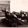 Таганрогская школа юнг, 1948 г. На занятиях в кабинете по морской практике. У доски преподаватель морской практики и курсант Старостенко (очень талантливый, голосистый, очень артистично исполнял "Фрон