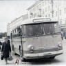 Лена Аксенова-Ровбут  рядом с автобусом, на котором работал Олег Аксенов