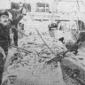 Еще   один трал, полный  рыбы, на палубе - БМРТ-604  РУДОЛЬФ  СИРГЕ  19 02 1976