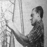 Савельев Валерий матрос-добытчик ремонтирует трал -  БМРТ-555 ФЕОДОР ОКК  10 02 1973
