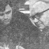 Денищиц В.  перенимает опыт ветерана Семена Захаровича  Гаврикова – СРЗ 04 03 1976