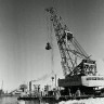 50-ти тонный кран кладет бетонные конструкции в Новом таллинском порту. 1961