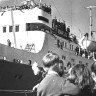 ЭБ-0368 БМРТ Оскар Лутс встречают в порту 1965