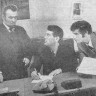 Птюшкин Альфред 2-ой рефмеханик (в центре), помкапитана по производству Казимирас Лукашевичус (слева) и  Евгений Лившиц обсуждают  разгрузку  судна – ТР Нарвский залив  27 02 1973