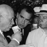 Никита Хрущев (слева) пьет пепси-колу, за ним наблюдает Ричард Никсон (в центре). Американская выставка в Москве, июль 1959 года