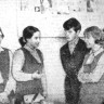 Кузнецова Светлана , ученица 9-в,  знакомит с материалами музея Л. Кульман - 15 средняя школа Таллина 09 09 1971