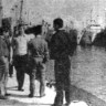 Моряки  ожидают шлюпку на пирсе Лас-Пальмаса - БМРТ-463 Андрус Йохани  26 07 1970