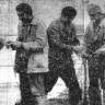 Побигач Илья слева старший мастер добычи  с матросами ремонтирует сеть  БМРТ 396 Иоханнес Руве  10 сентября 1971
