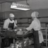 Рабочие готовят рыбные консервы в Эстрыбпром 1986