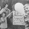 Русецкая  Раиса массовик вручает приз за лучший рисунок Ванде Перевозчиковой, дочери второго помощника капитана БМРТ -457  - 14 07 1973