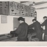 Курсанты Пярнуского морского училища работают слесарями в мастерской школы, 1965 год.