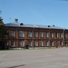 на  Дворцовую  площадь  выходит  стеной  гимназия  - старейшее образовательное учреждение  Твери в  здании  бывшего женского  училища 1905-года