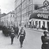 Комиссар сводного полка генерал-майор Л. И. Брежнев (слева). 24 июня 1945 г.