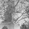 Венок к подножию памятника кладет член экипажа СТМ-8343 Озаричи  –  Озаричи Белоруссия  12 02 1985
